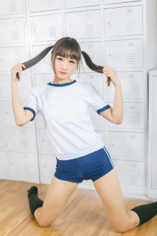 女性高级感白色游泳衣